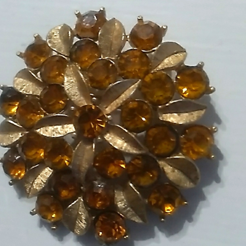 A VINRAGE SARAH CONVENTORY GOLD AND AMBER RHINESTONE FLOWER BROOCH.SB.32